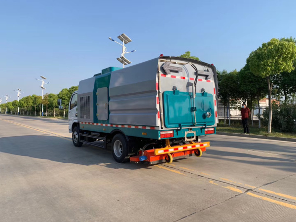 東風(fēng)多利卡5方后置滾刷式吸塵車